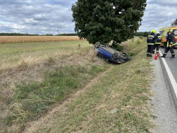 Az 57-es útról lesodródott autó az árokban állt meg, fejtetőn.