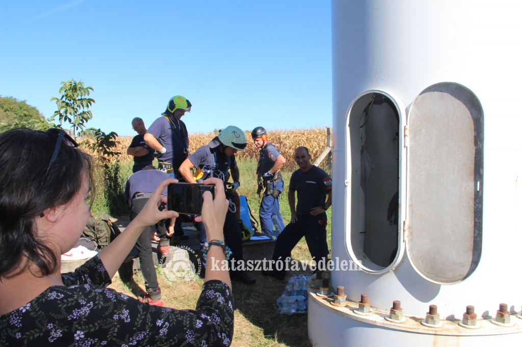 víztorony bejárata, tűzoltók, előtérben fényképezés