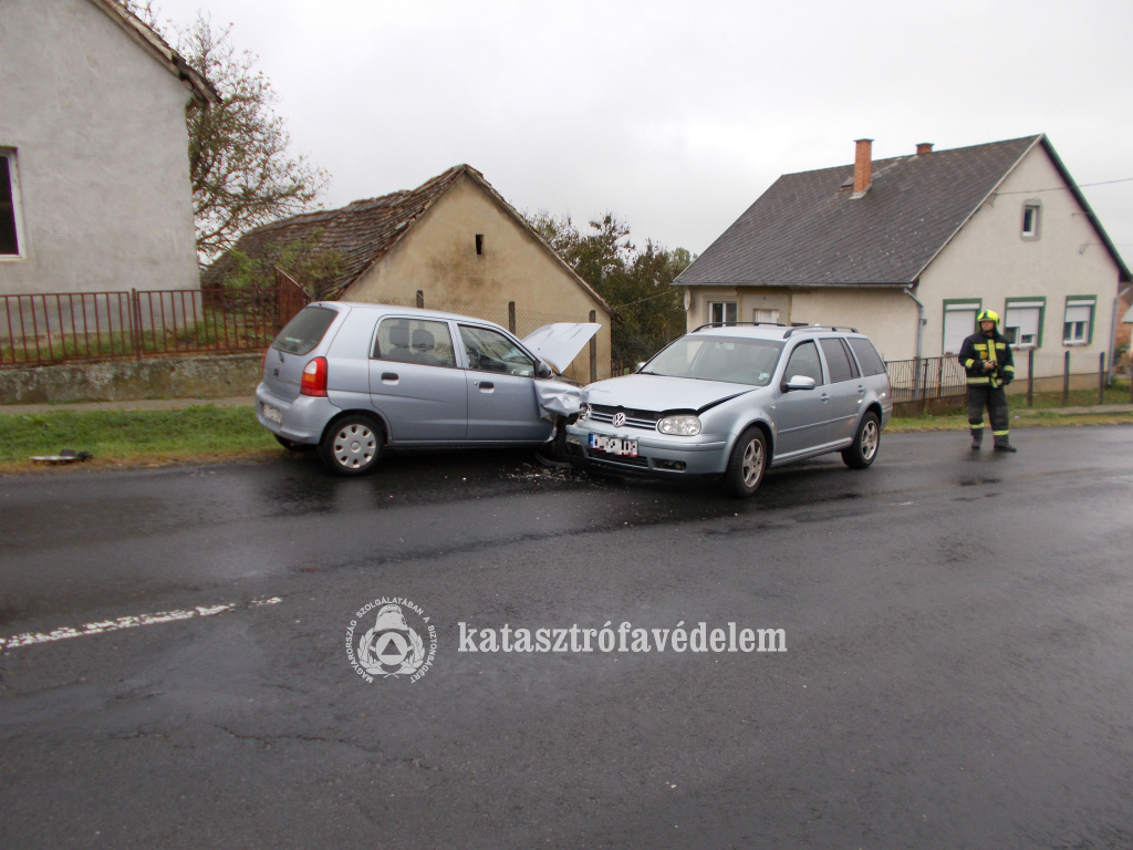 összeütközött autók, tűzoltó
