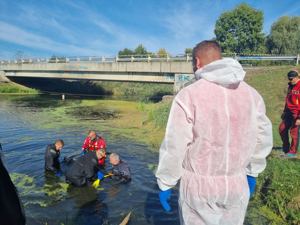 feltételezett áldozat kiemelése a vízből