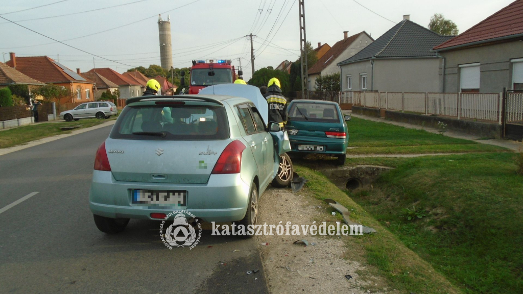 a balesetben érintett személyautók, tűzoltókkal