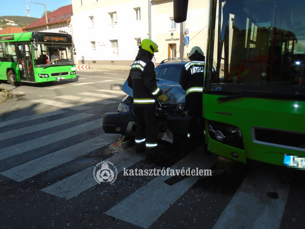 műszaki mentést végeznek a tűzoltók