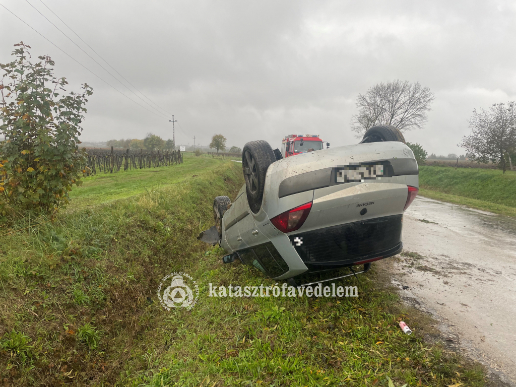 autó az árokban, fejtetőre borulva