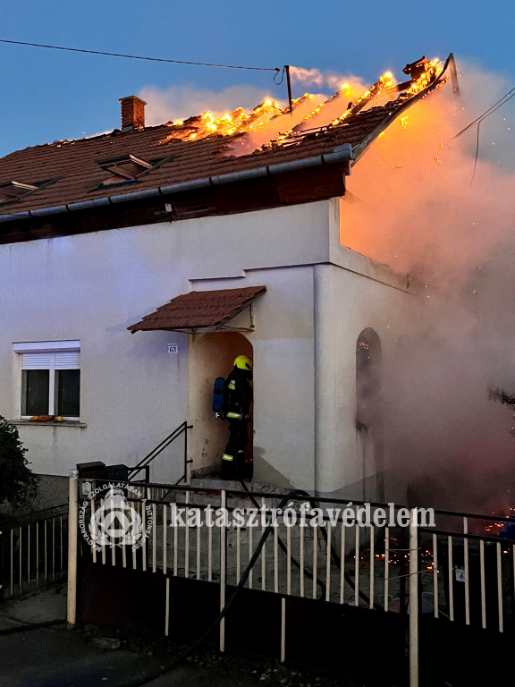 Pécsváradon egy családi ház tetőszerkezete gyulladt meg.