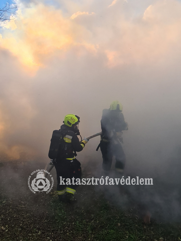 Kátoly telelpülésen egy állattartó épületben keletkezett tűz.