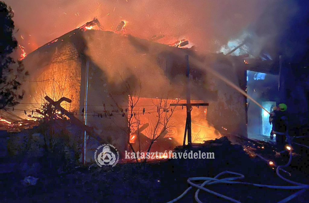 tűzoltók oltják a lángoló épületet