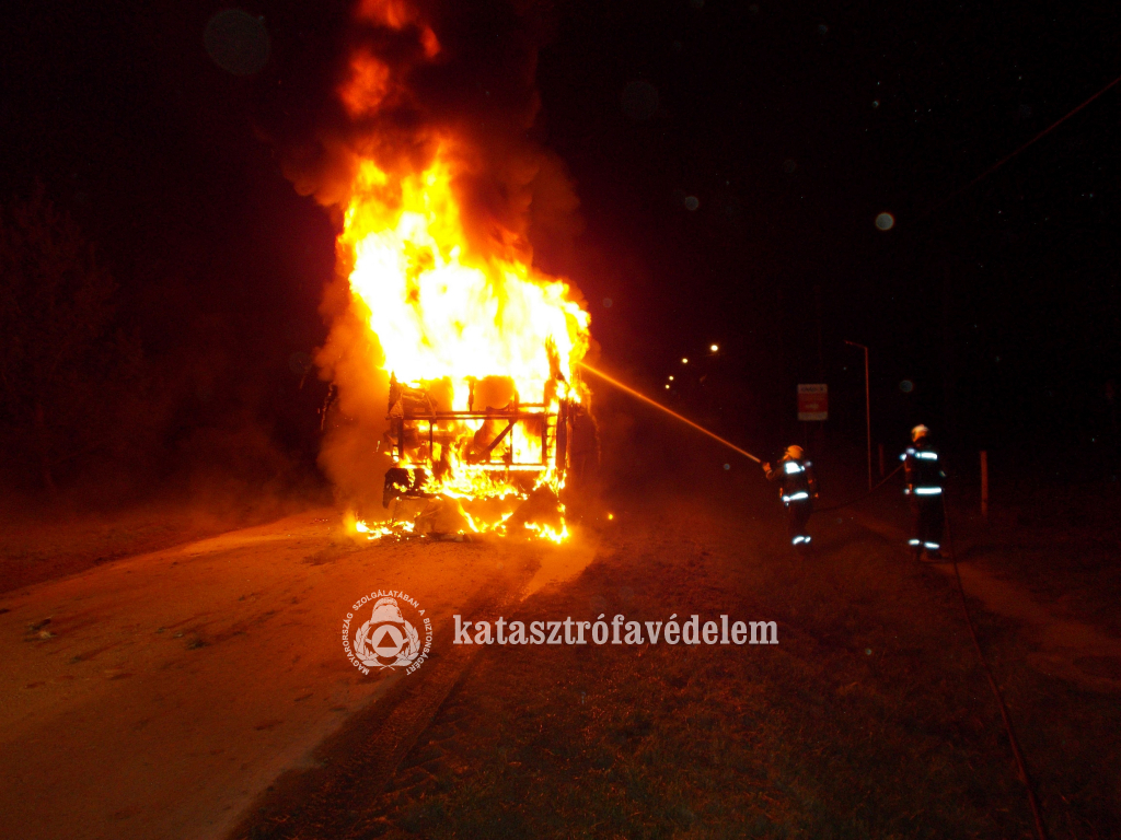 tűzoltók oltják a buszt