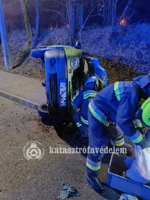 műszaki mentést végeznek a tűzoltók a felborult autónál