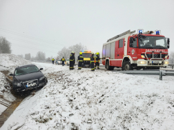 Szederkény mellett, az M60-as autópályán egy autó az árokba sodródott.