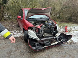 A balesetben teljesen megrongálódott az autó eleje.