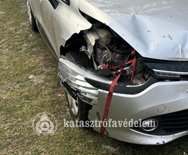 A balesetben az autó első része sérült meg.