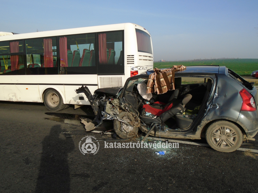 a busszal ütközött személyautó