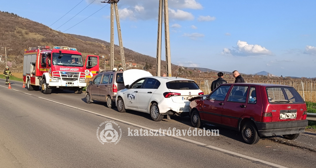 egymásba rohant személyautók, előttük tűzoltóautó