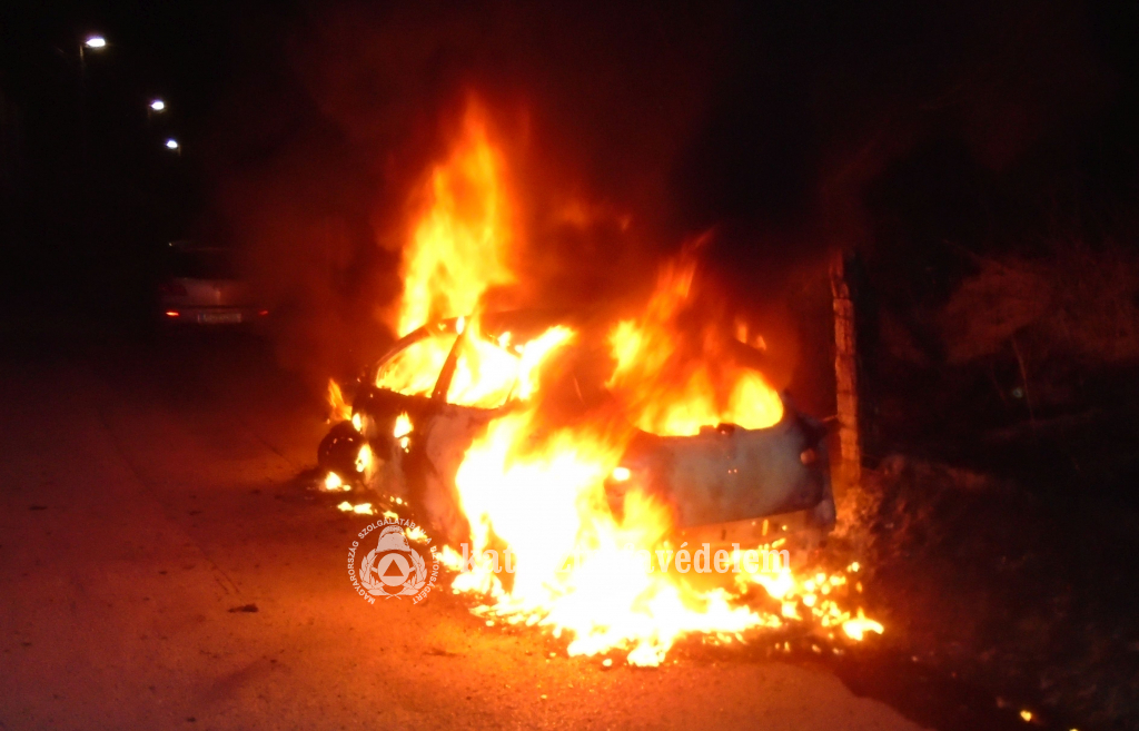 lángoló személyautó