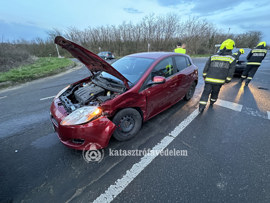 a balesetben érintett személyautók, tűzoltók