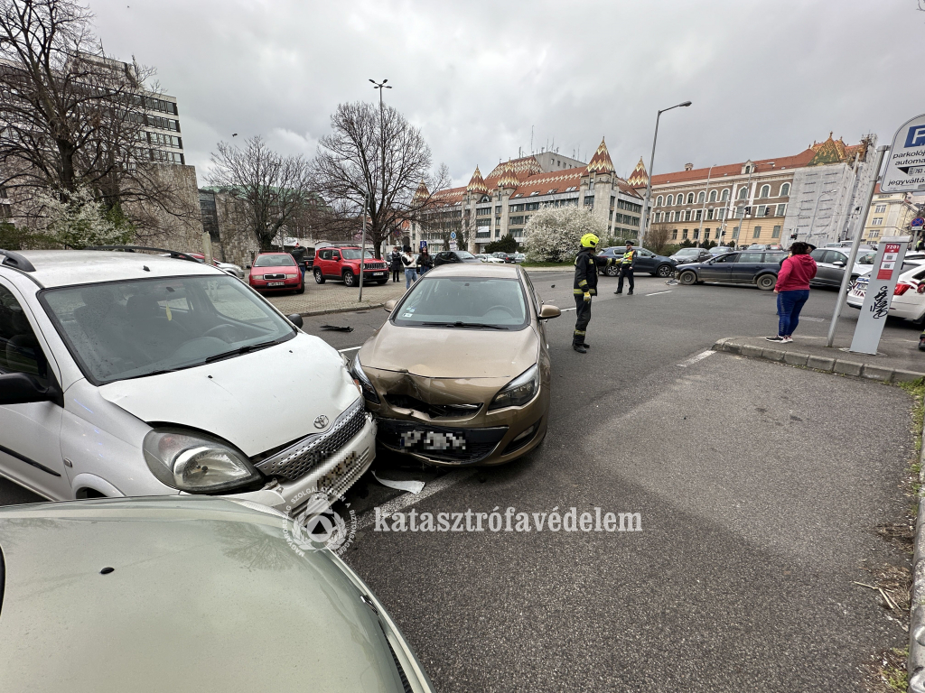 összeütközött autók, tűzoltó