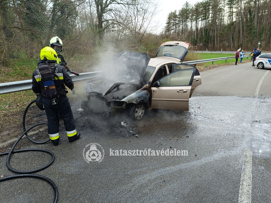 tűzoltók oltják a személyautót