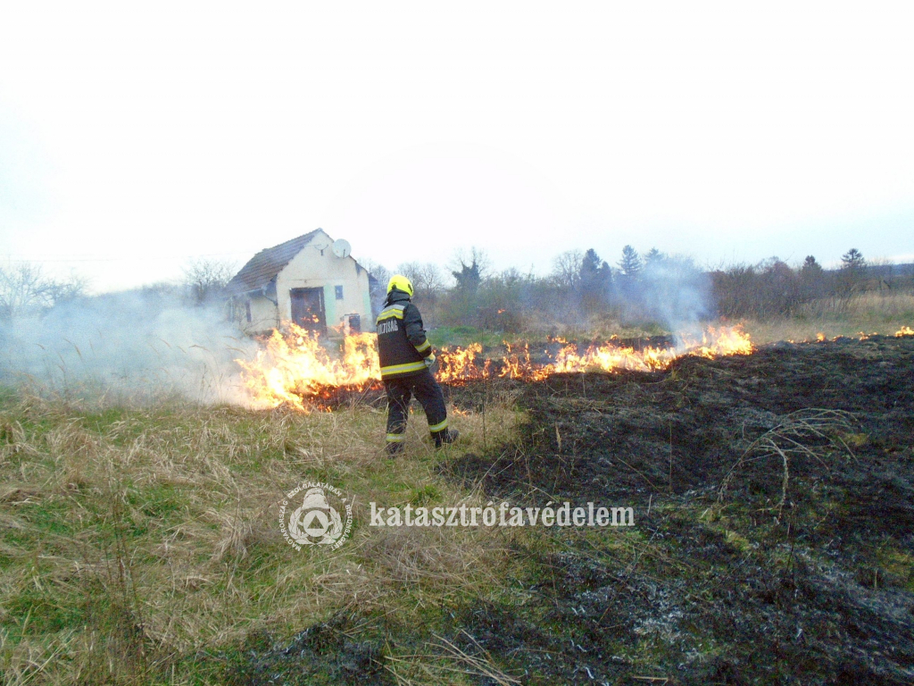 tűzoltó oltja a lángokat