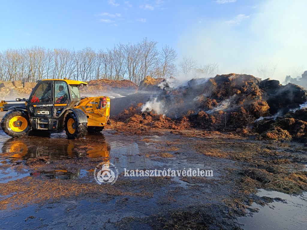 munkagép, füstölő kazlak