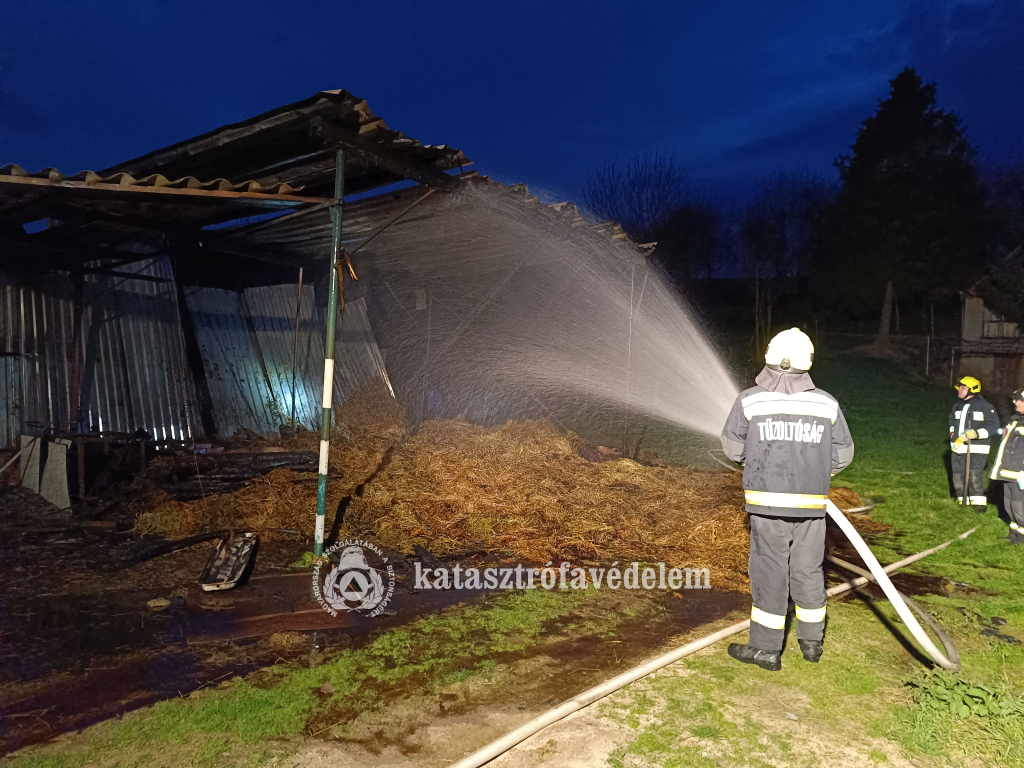 tűzoltó oltja a szénát