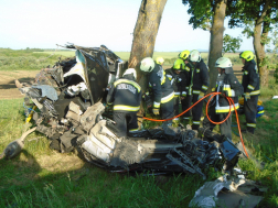 Az egyik autó a fának csapódott, utasait a tűzoltók szabadították ki.