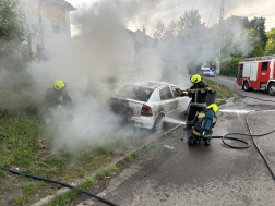 Egy műszaki hibás fűkasza gyújtotta meg a személyautót.