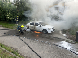 Egy műszaki hibás fűkasza gyújtotta meg a személyautót.