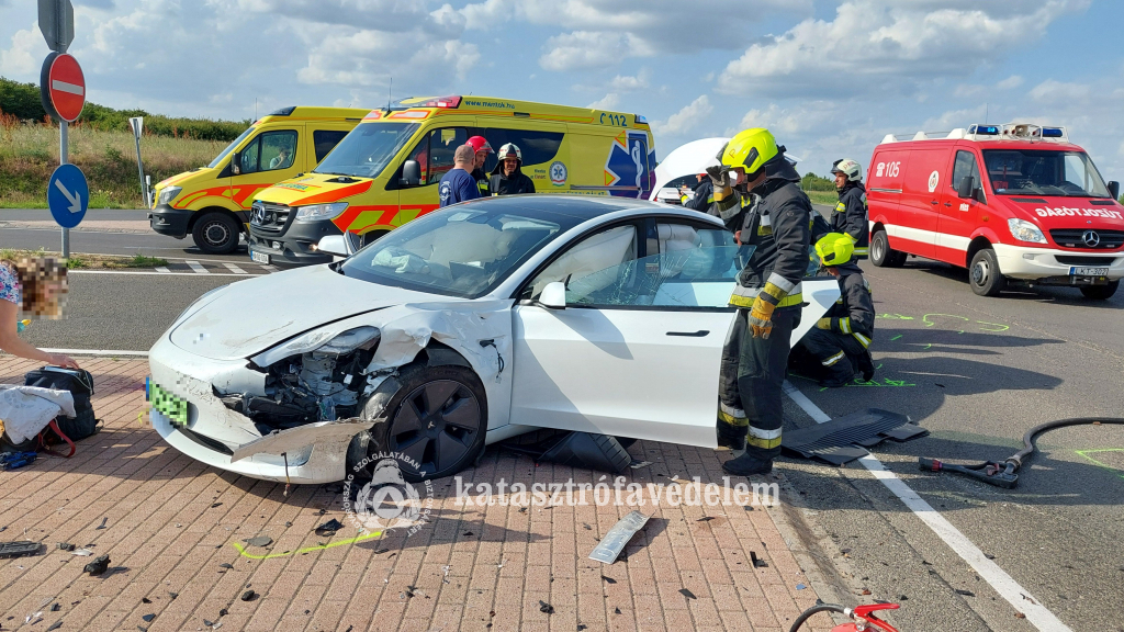 műszaki mentést végző tűzoltók