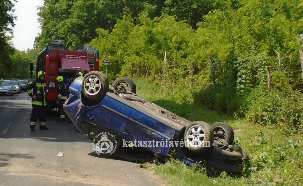 felborult autó, tűzoltók