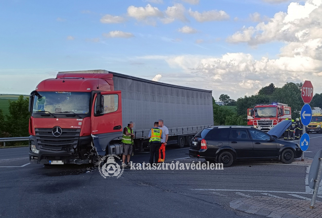 a balesetben érintett kamion és személyautó