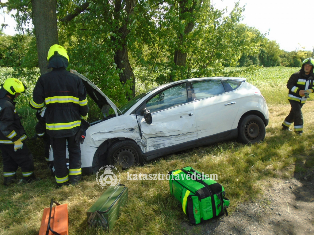 műszaki mentést végző tűzoltók