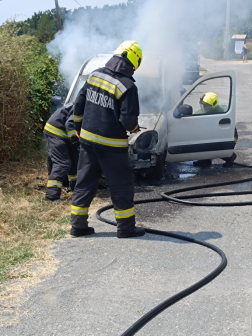 A pécsi hivatásos tűzoltók oltották el kigyulladt autót.