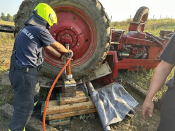 Birjánban a jármű vezetőjét a traktor alól kellett kiszabadítani.