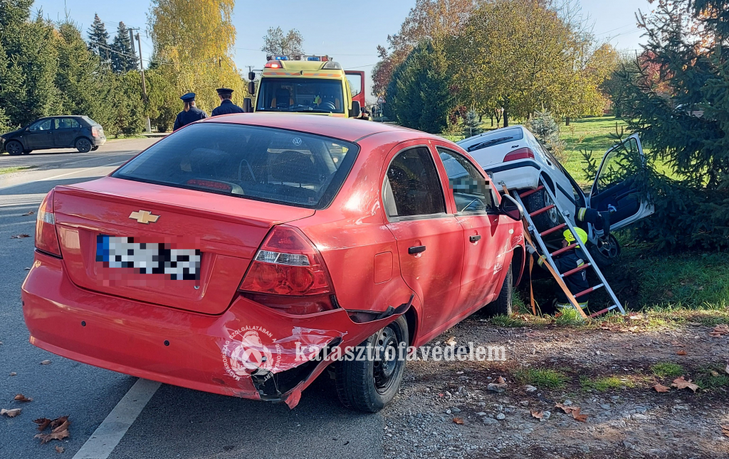 autók, tűzoltók, rendőrök, mentő