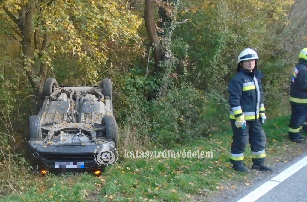 autó árokban, tűzoltók