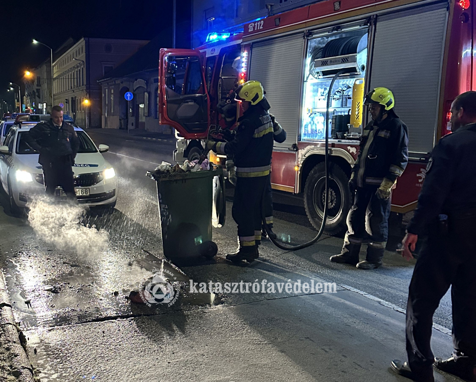 kukát oltanak a tűzoltók