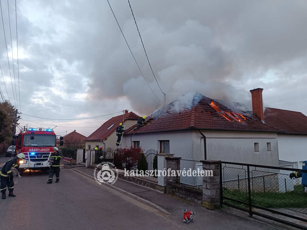 égő ház, tűzoltók, tűzoltóautó