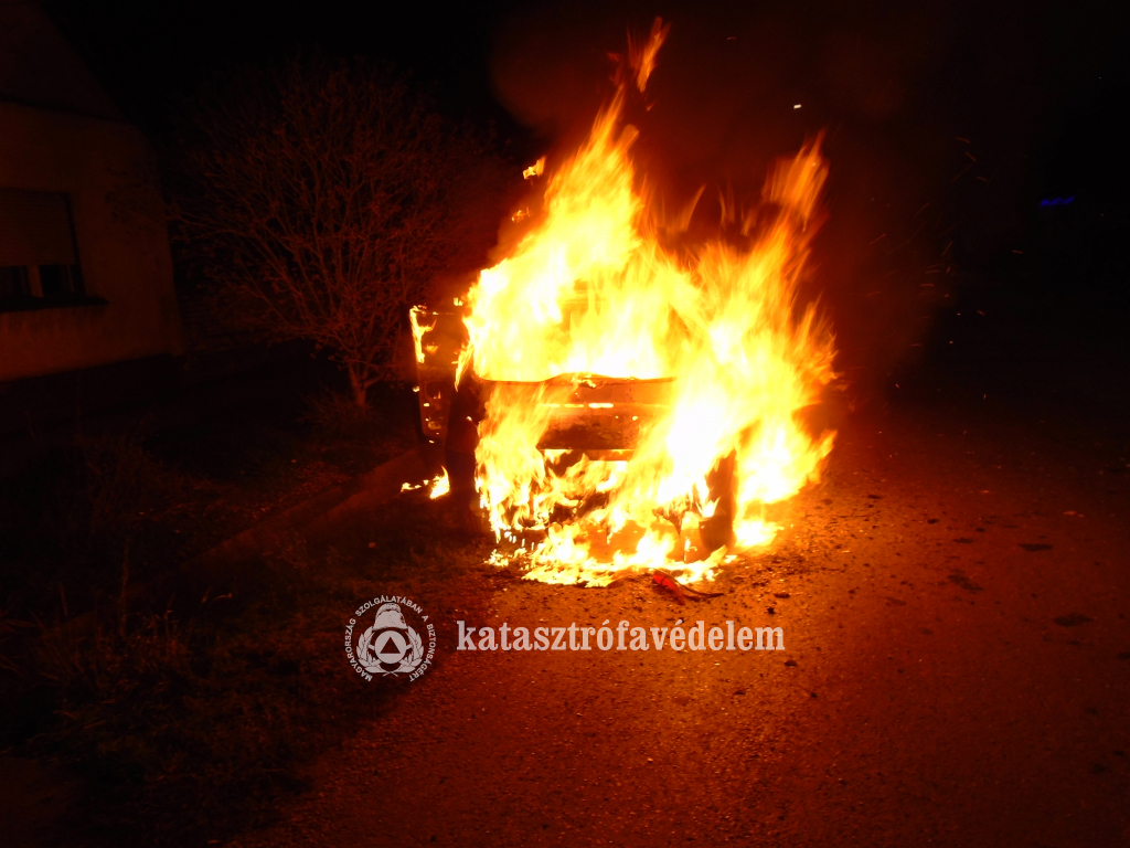 A siklósi egység kiérkezésekor az autó már teljes terjedelmében égett.