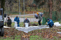 A gyakorlat során homokzsákok lerakására is szükség volt.