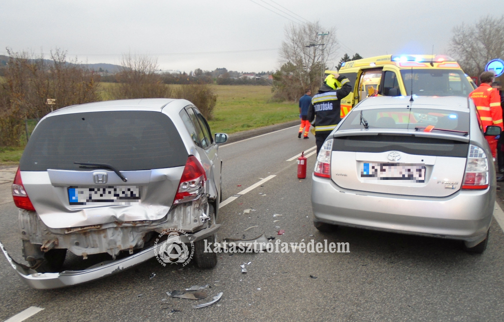 személyautók, tűzoltó, mentő