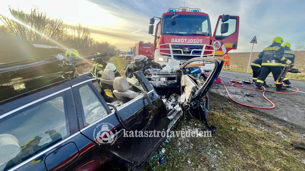 szétvágott személyautó, tűzoltók, tűzoltóautó