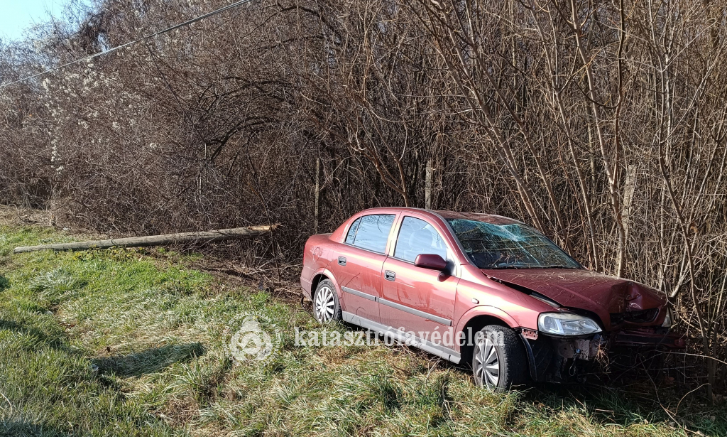 autó, kidőlt oszlop