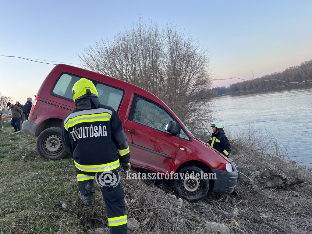 tűzoltók húzzák partra a személyautót