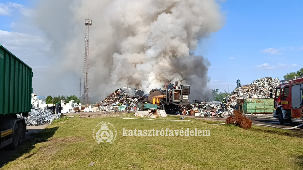 hatalmas füst a szeméttelepen