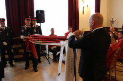 Zászlószalagot kötött a polgármester.