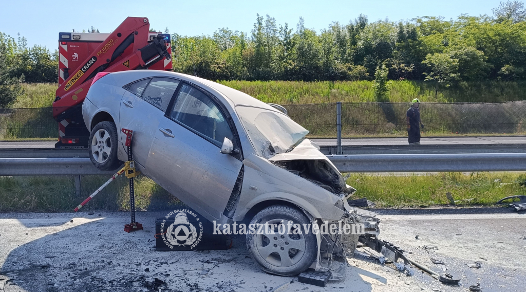 szalagkorláton fennakadt személyautó közelről