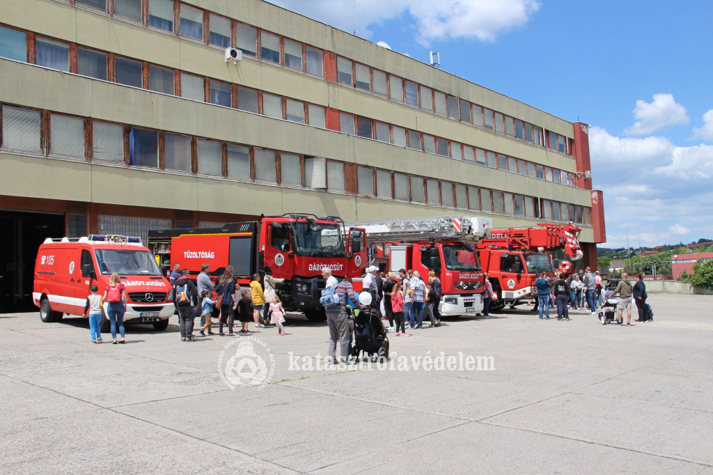 Pécs, Engel János József utcai laktanya