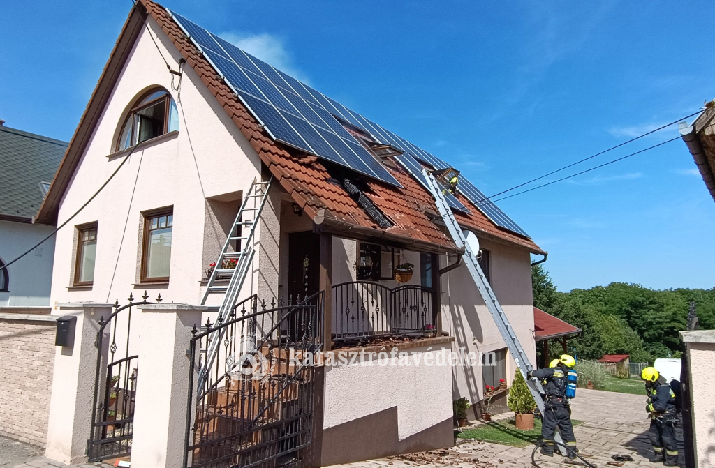 munkálatokat végeznek a tűzoltók a családi háznál