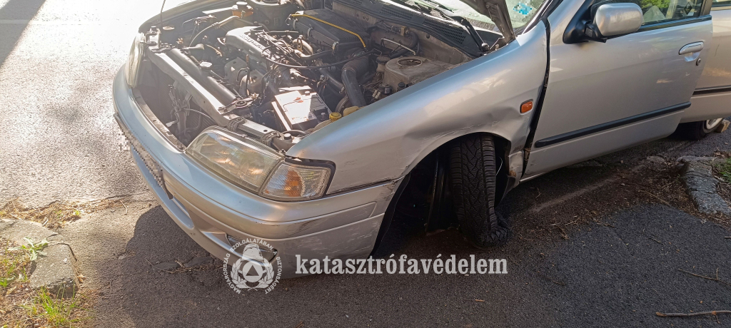 leeresztett kerekű személyautó