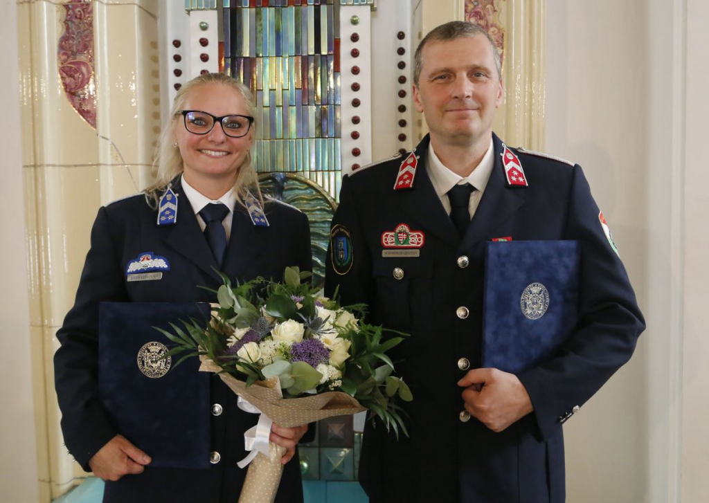 rendőrnő, tűzoltó
